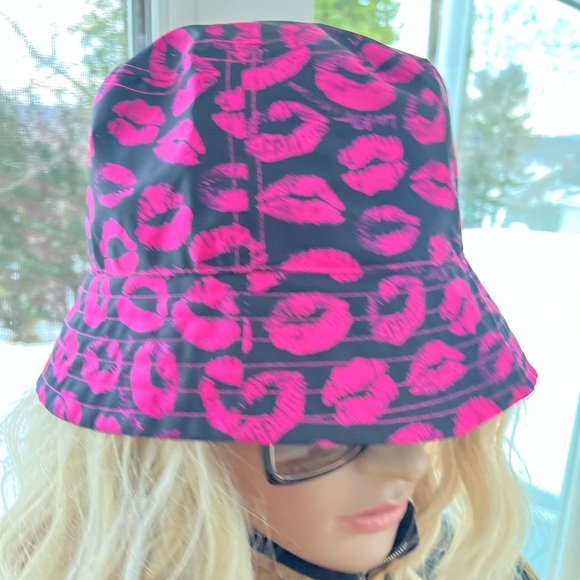 Betsey Johnson Black and Pink Fashion Hat Reversible - Picture 3 of 6